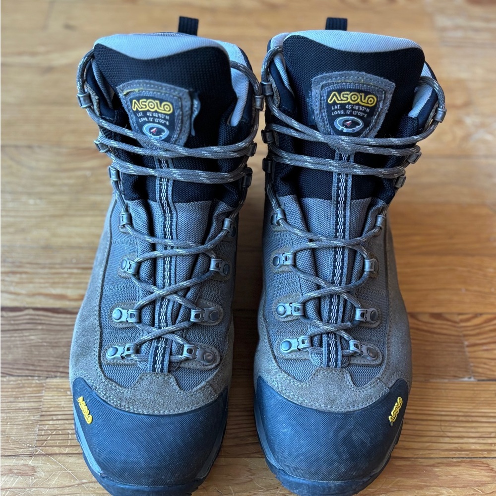 SOLD ASOLO Men’s Fugitive Hiking Boots LIKE NEW Size 12